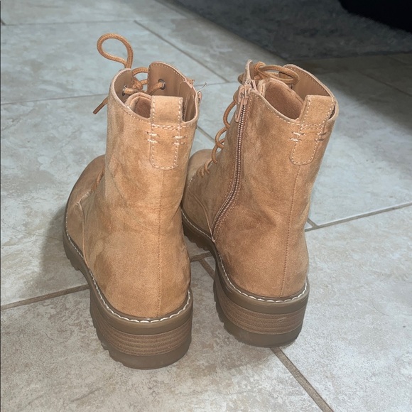 Tan Lace-up Boots (and zipper on inner sides) - Picture 3 of 8